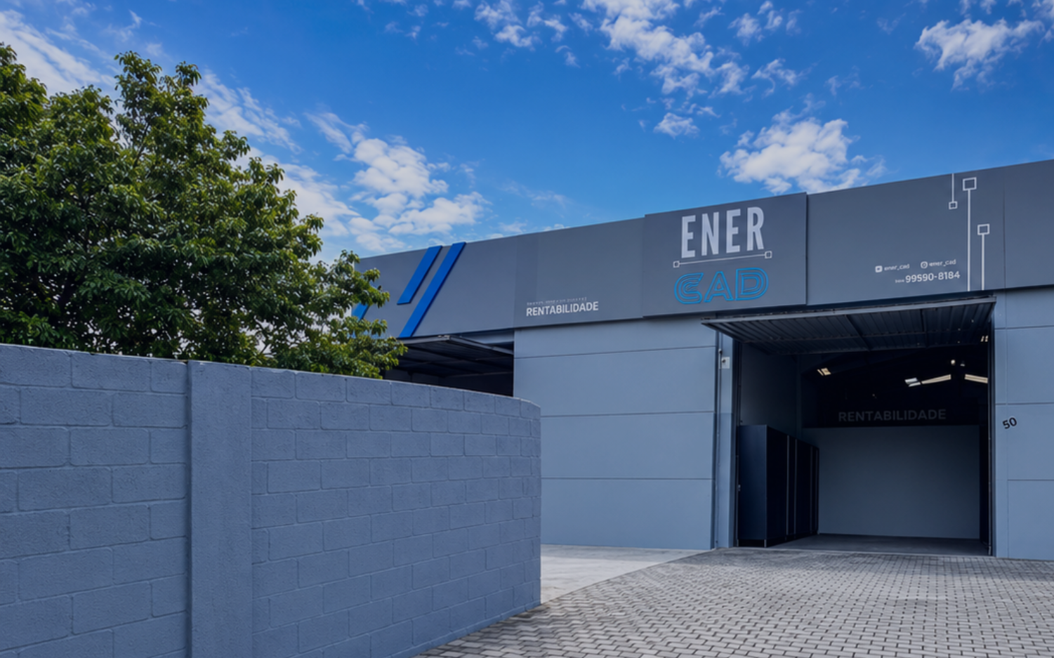 Sede da ENERCAD com usina solar fotovoltaica instalada no telhado
